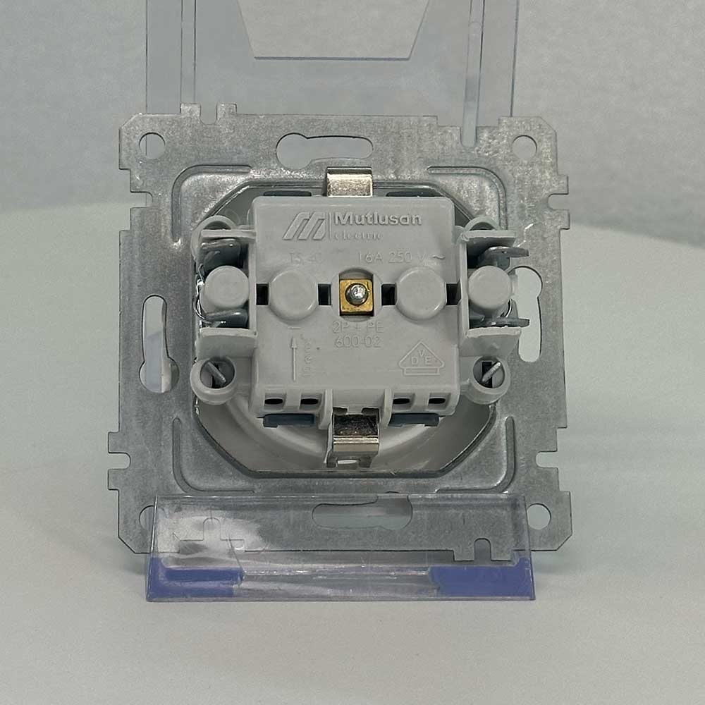 Standard-Schutzkontakt-Steckdose Weiß – Schraubklemmen, 230 V - CANDELA Serie