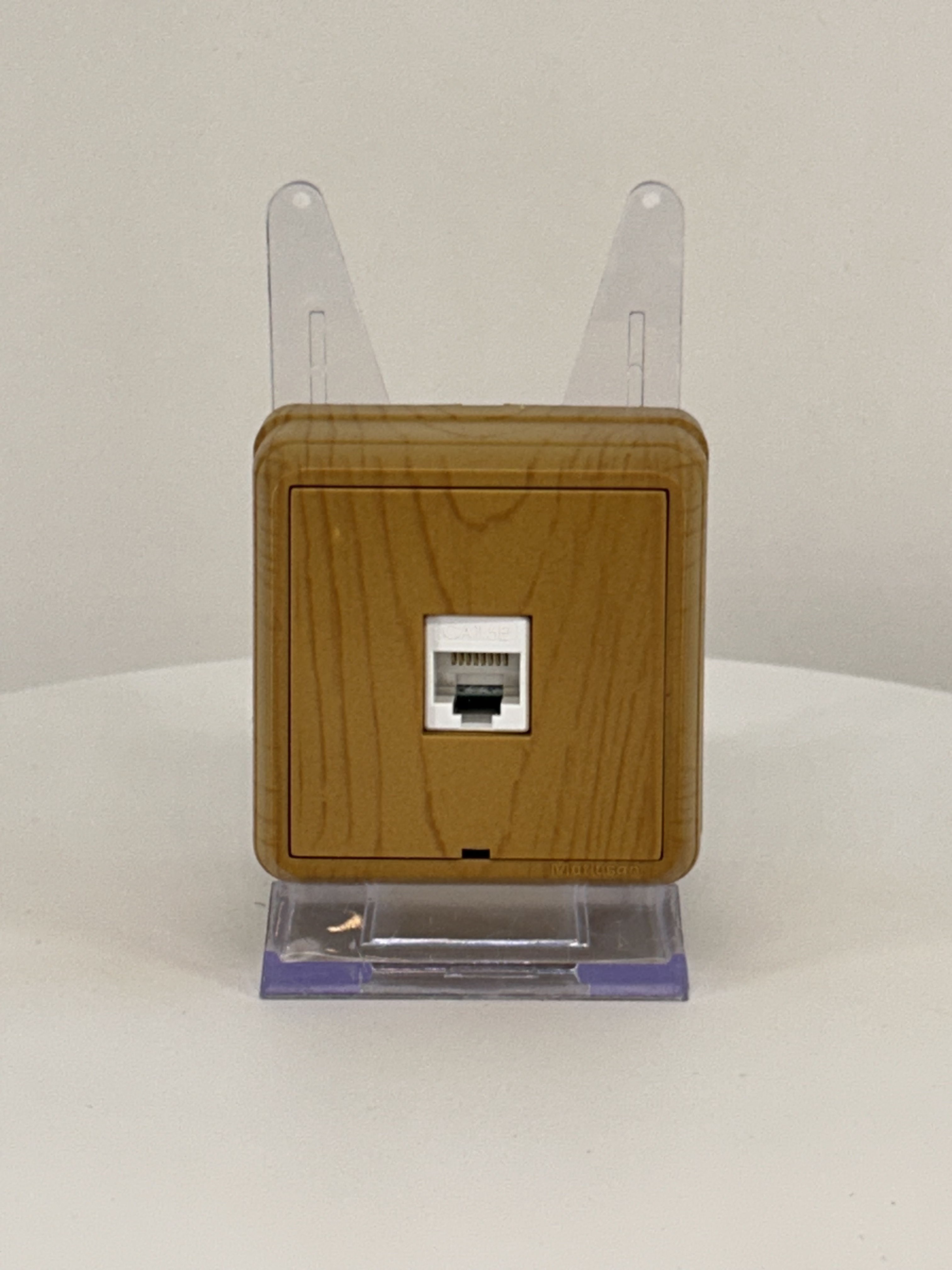 Netzwerk CAT5 Dose RJ45 in Eiche Holz Optik Aufputz IP20 – BRON Netzwerk CAT5 Dose RJ45 in Eiche Holz Optik Aufputz IP20 – BRON