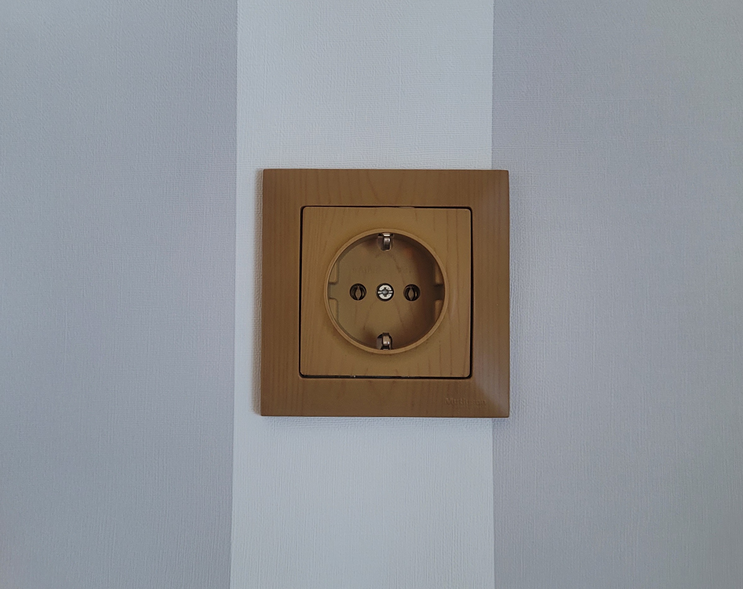 Steckdose Eiche Holz Optik mit Kindersicherung – CANDELA Serie – Unterputz
