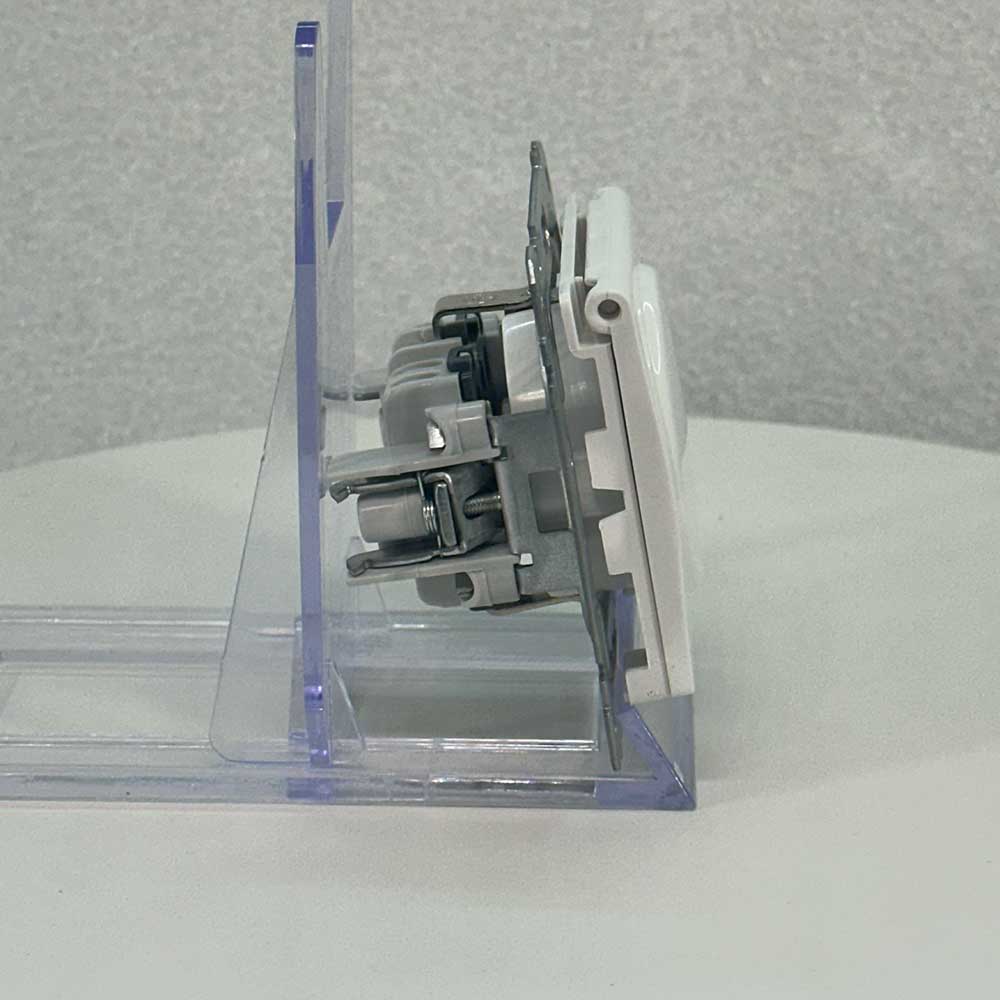 Unterputz-Steckdose 16A 230V mit Deckel & Kindersicherung – Weiß – Serie CANDELA